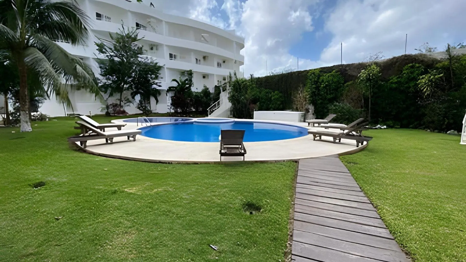 Minimalist Studio With Pool And Free Scooter location